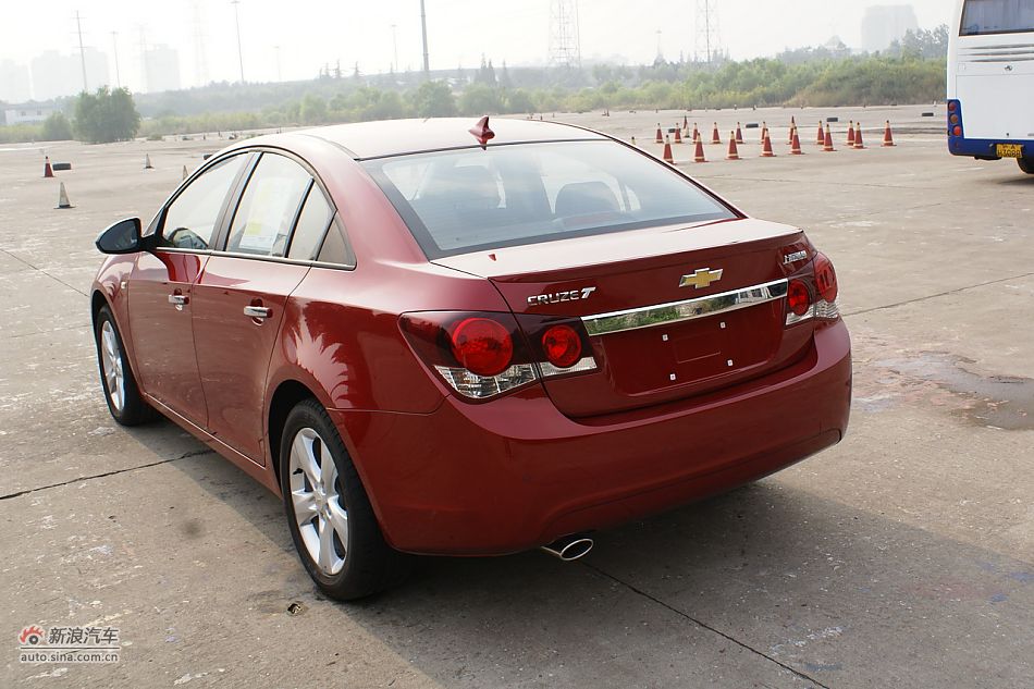 2011款科鲁兹1.6T手动档实拍图_科鲁兹外观图