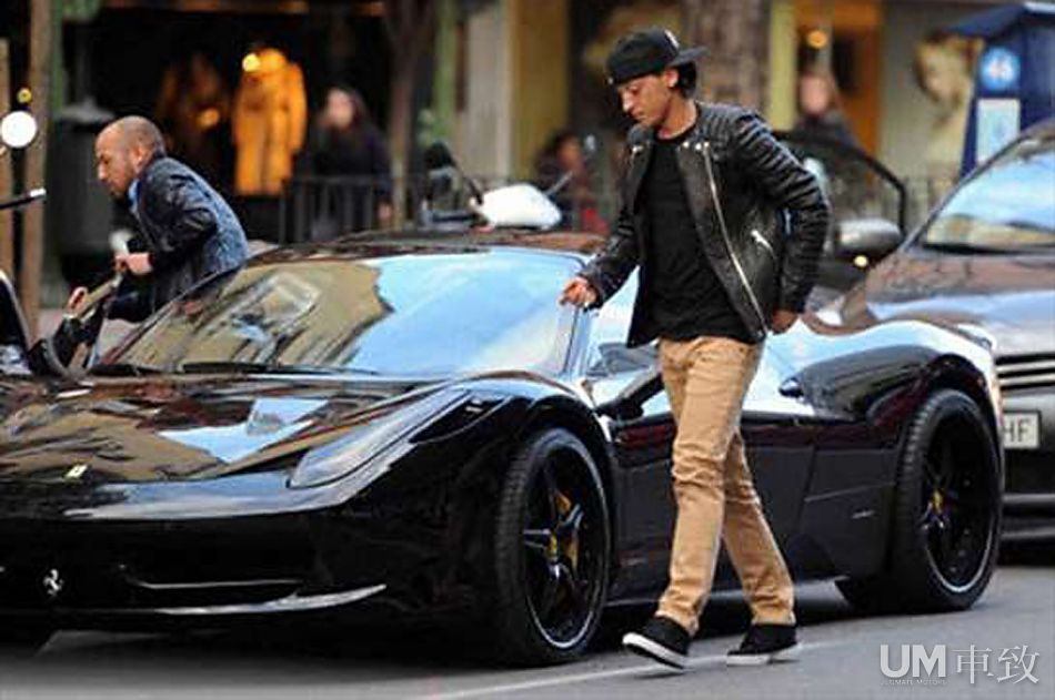 c罗爱秀车+世界足球先生车库盘点