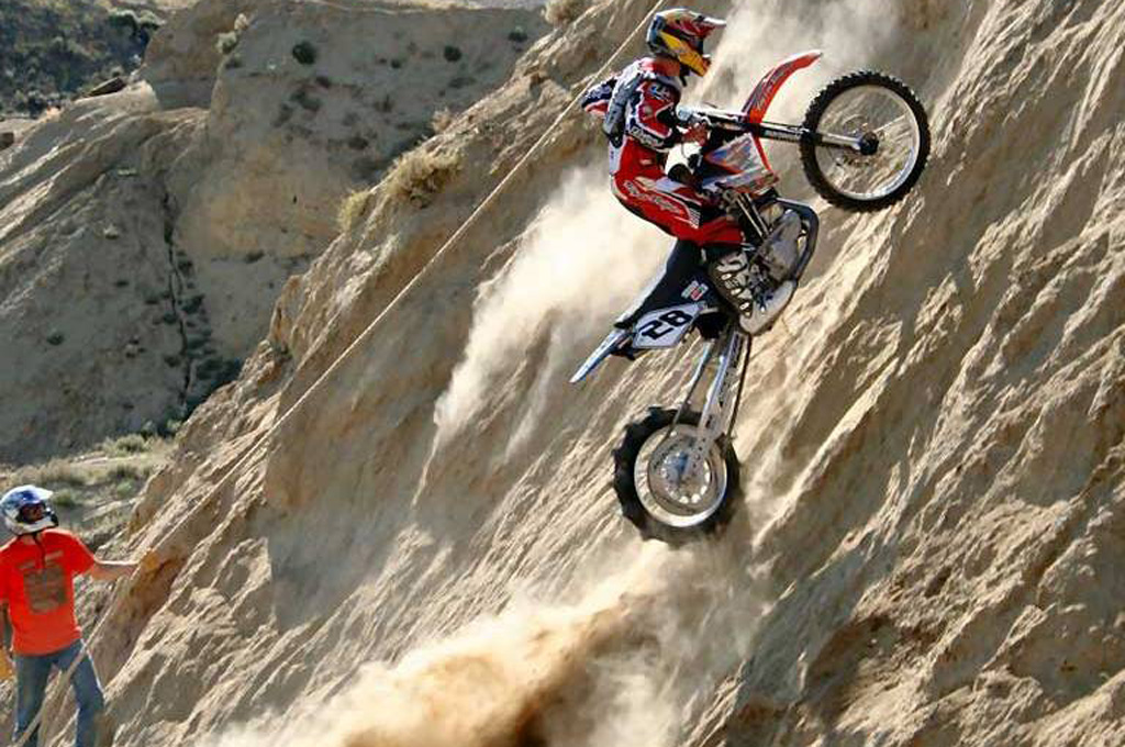 越不平越来劲 摩托攀爬比赛