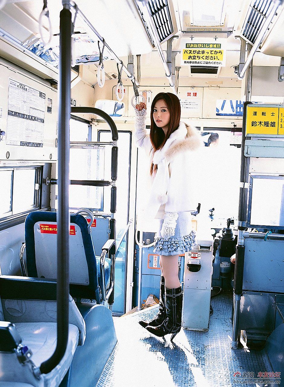 日本清纯美女佐佐木希电车靓影