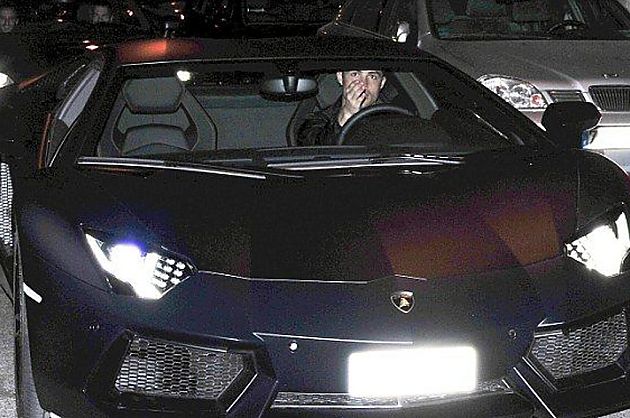 C罗爱秀车 世界足球先生车库盘点