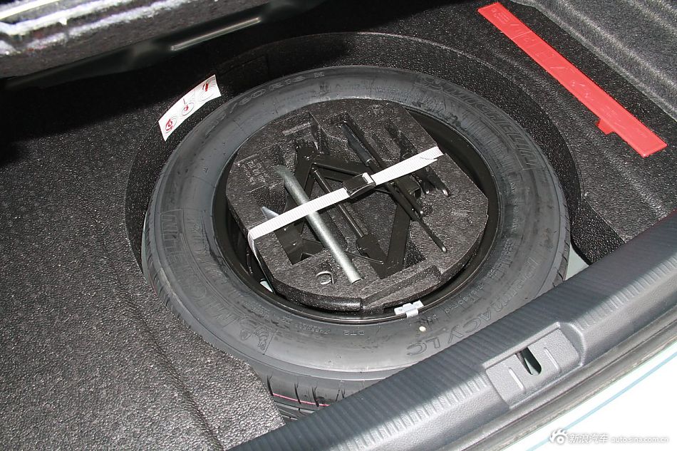 帕萨特和迈腾外观图片对比哪个好_帕萨特和迈