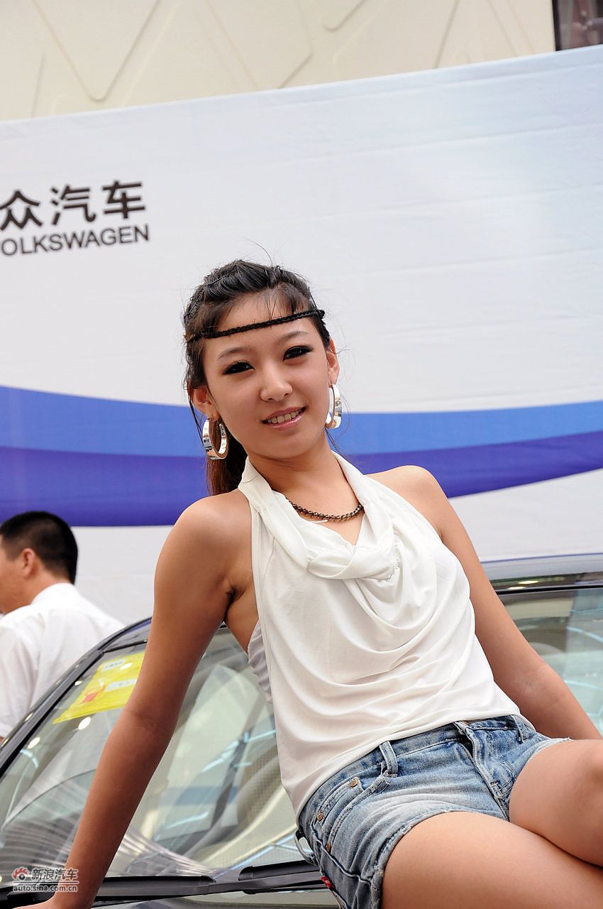 2011城市地标购车节呼和浩特站美女模特高清
