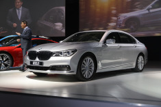 没油还能跑40km 实拍宝马740Le插电混动版