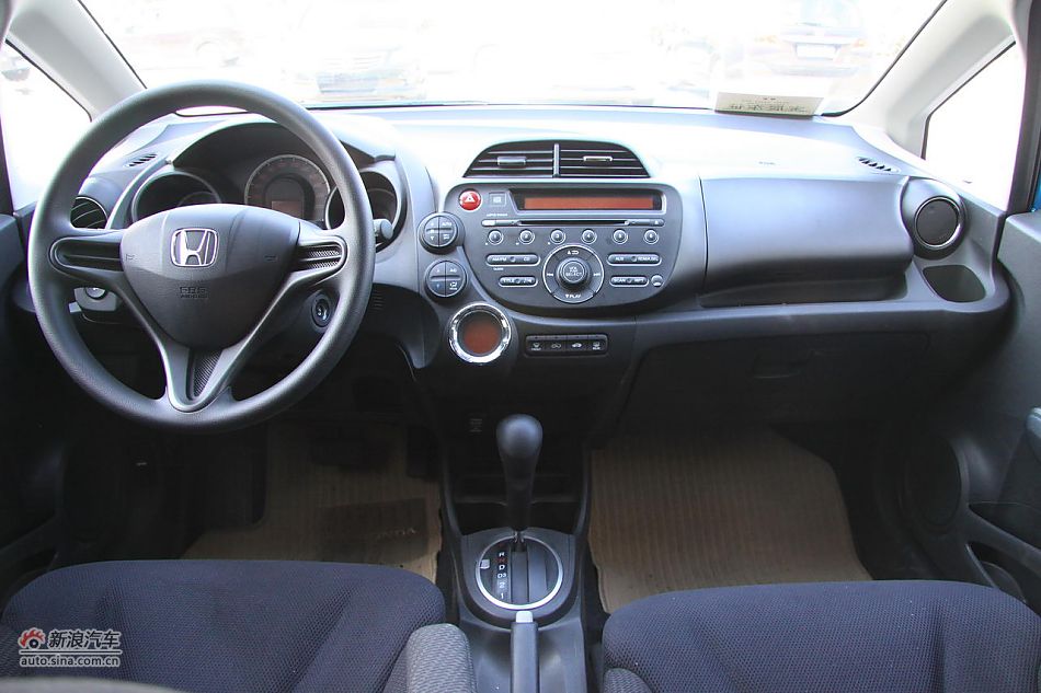 2011款本田飞度1.5l自动全景天窗版