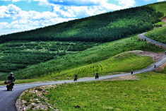 媒体摩托联盟草沿天路之旅高清组图