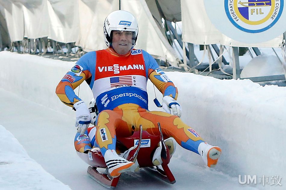 贴冰飞行 时速超越250公里的雪橇运动