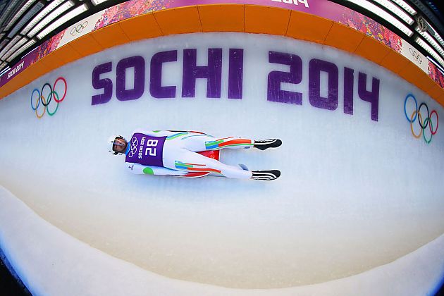 贴冰飞行 时速超越250公里的雪橇运动