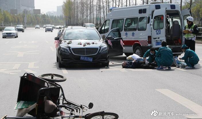 郑州百万婚车撞上80岁逆行骑三轮老人