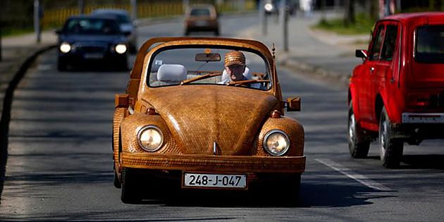 波斯尼亚退休老人打造橡木版大众甲壳虫