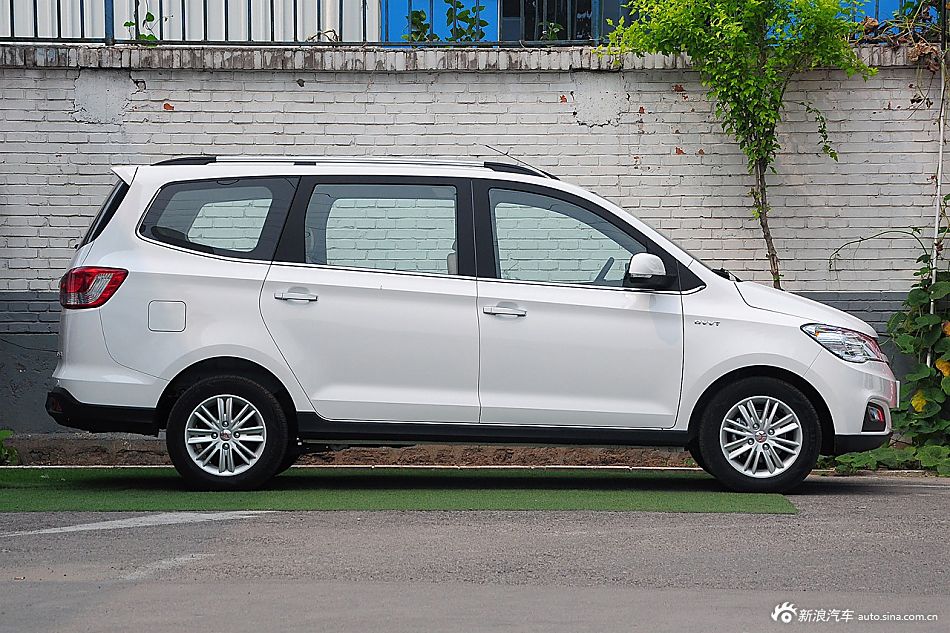 微车升级 抢先实拍新款五菱宏光S1