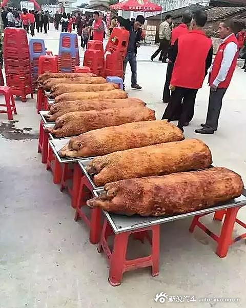 小伙炒股成土豪 上亿豪宅入伙 豪车价值超千万