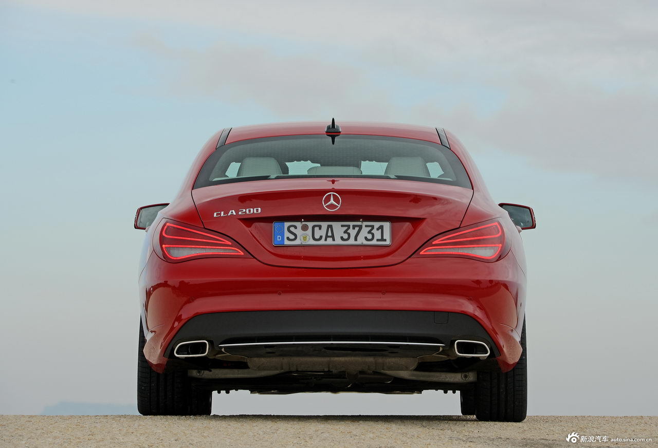 奔驰cla200官方图