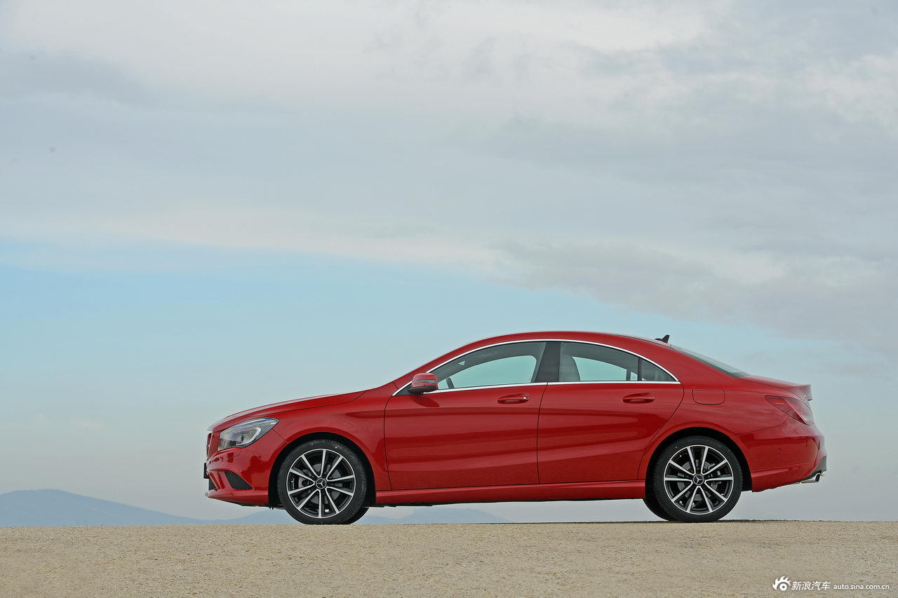 奔驰cla200官方图