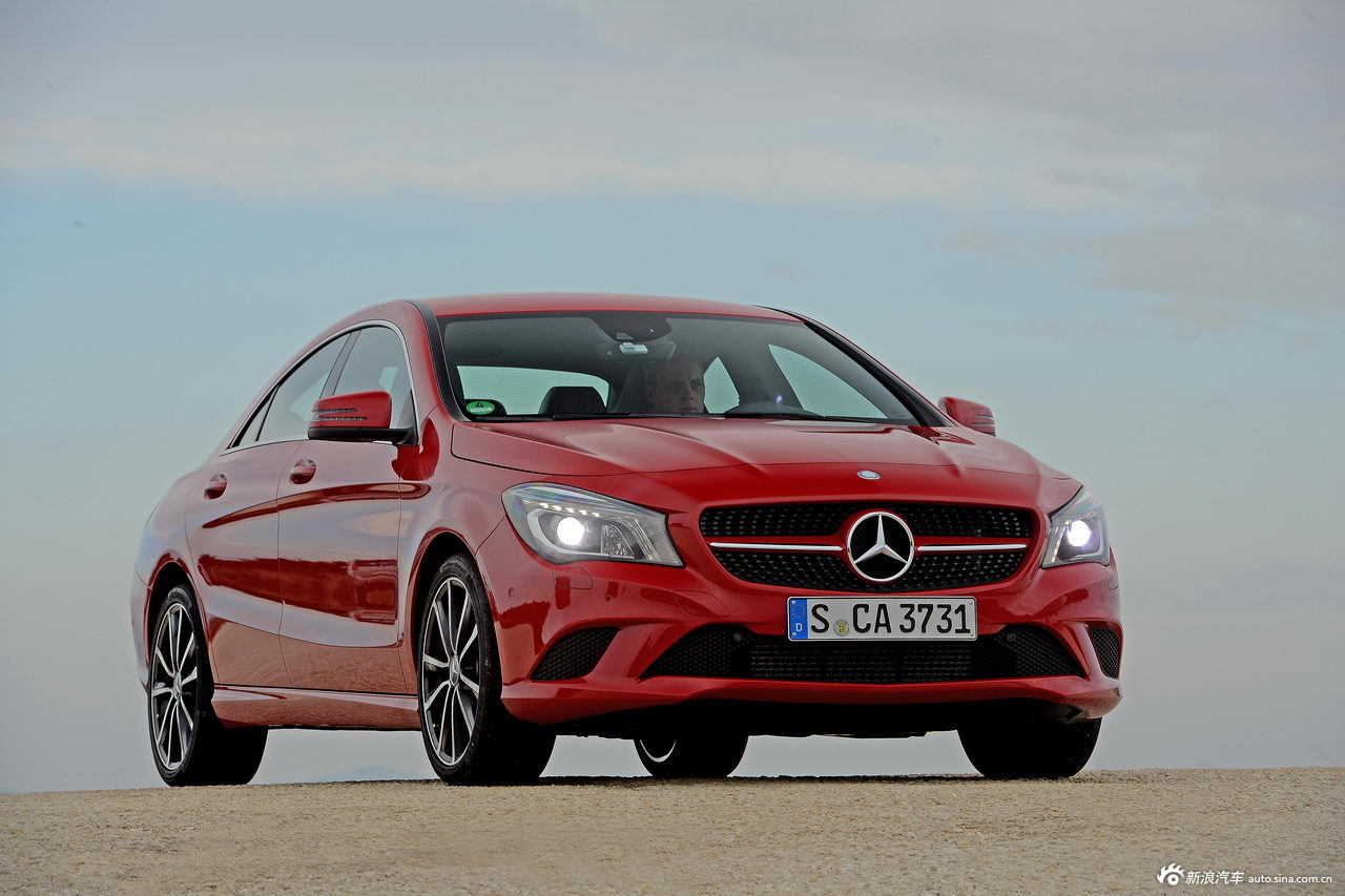 奔驰cla200官方图