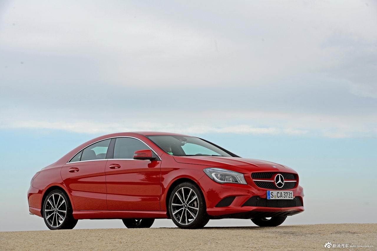 奔驰cla200官方图