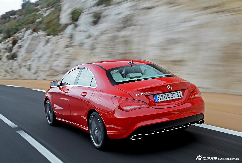 奔驰cla200官方图