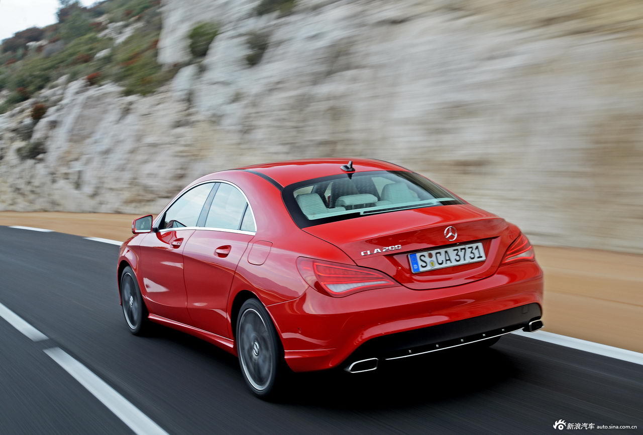 奔驰cla200官方图