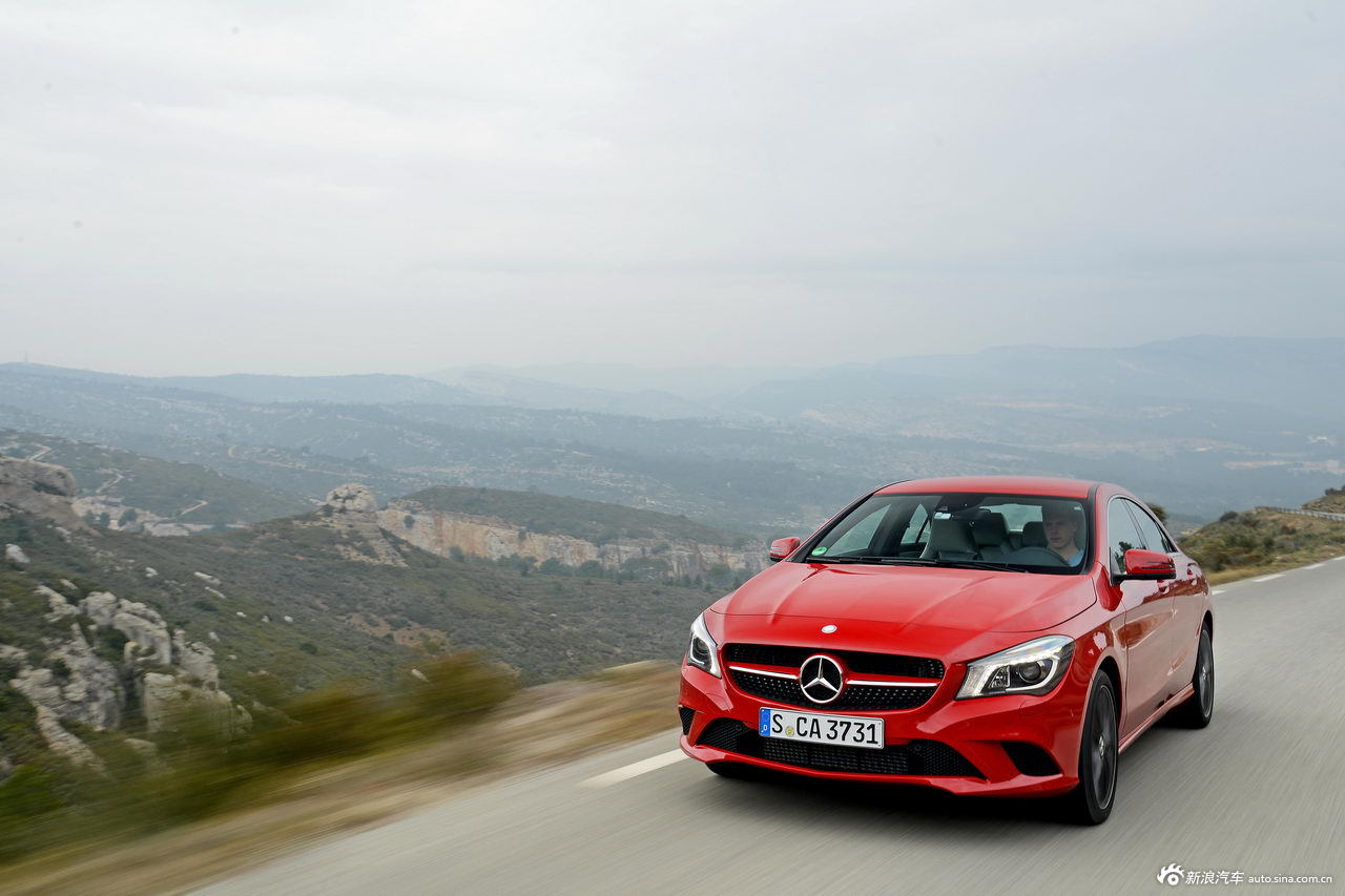 奔驰cla200官方图