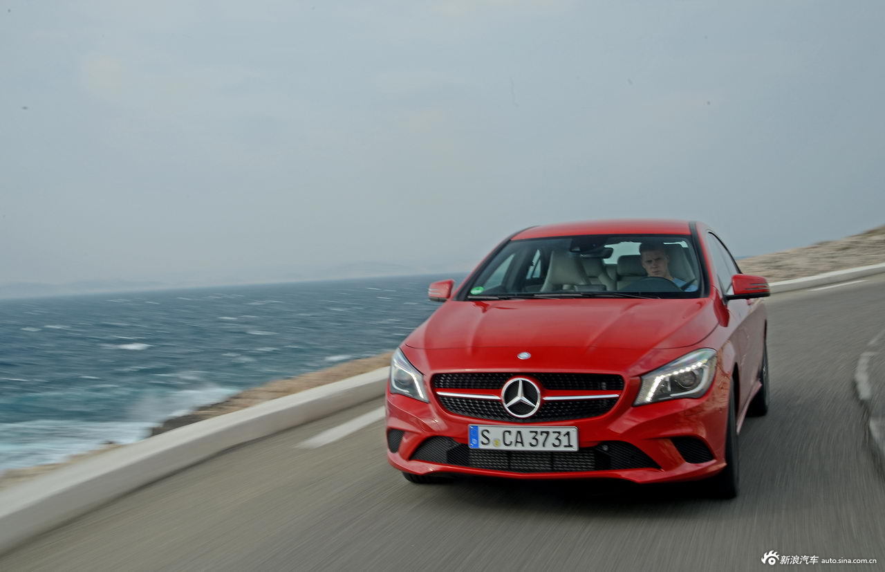 奔驰cla200官方图