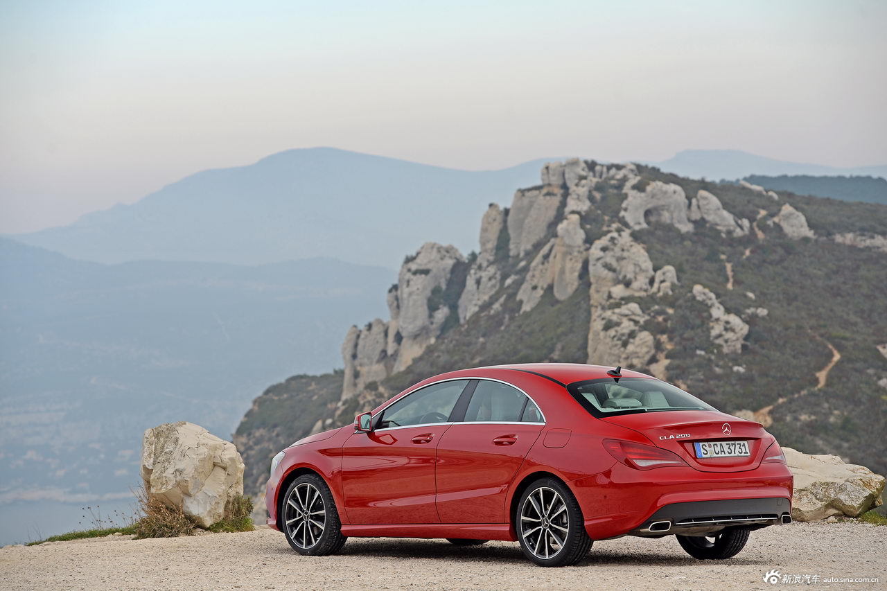奔驰cla200官方图