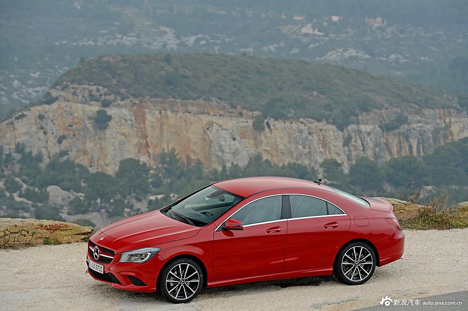 奔驰cla200官方图