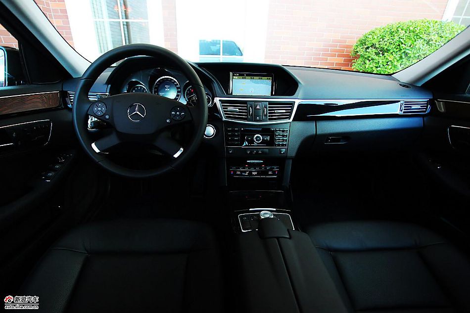 2010款奔驰E300L时尚型尊贵版_奔驰E级内饰