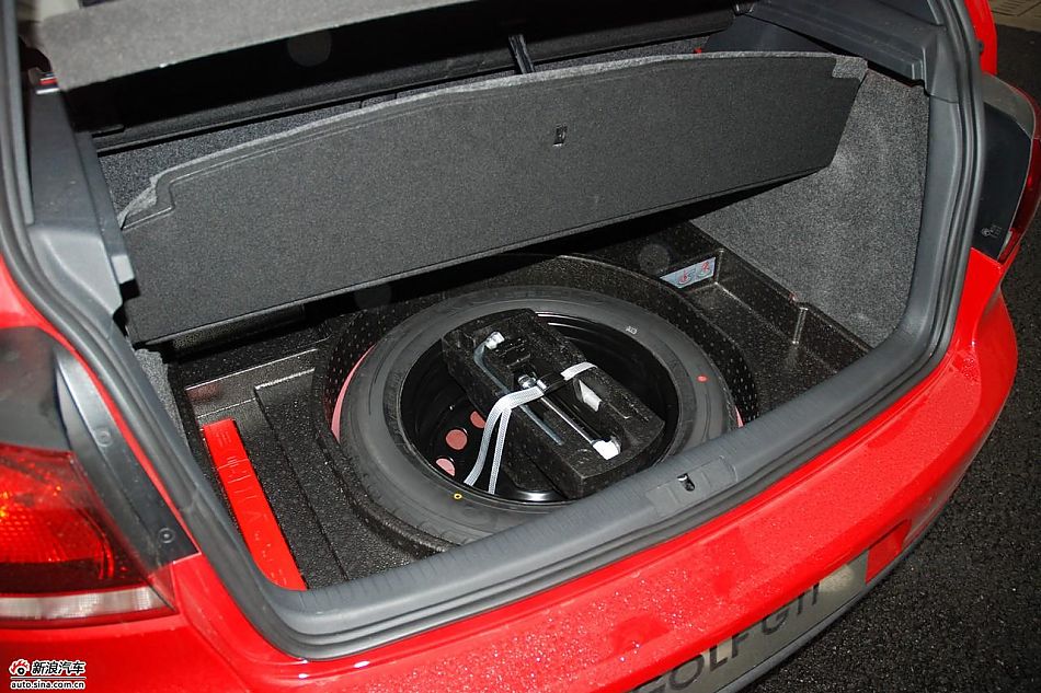 一汽大众高尔夫GTI后备箱实拍图_高尔夫底盘