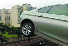 肇事豪车半身悬于高架桥外 车主失踪