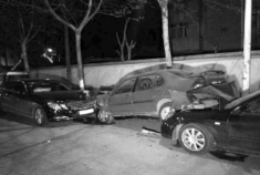 男子酒驾连撞7车后躲饭店 装厨师烧龙虾