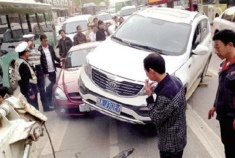 越野车变道被直行跑车顶起 悬空两轮