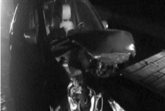 无证女司机高速撞毁车 遗落3万弃车逃跑