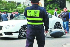 电动车小伙撞宾利 邂逅一位白富美