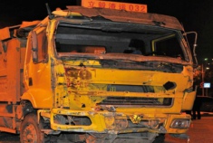 昆明一渣土车闯红灯撞公交车 致19人受伤