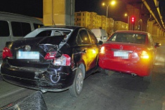 司机幸灾乐祸看热闹 一不留神致3车相撞