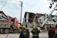 货车撞超市 两层楼倒塌司机与1路人身亡