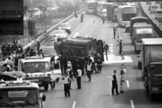 10吨油罐车侧翻烧死2人 遇难者身份不明