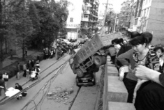 大卡车“从天而降”砸中路边小轿车