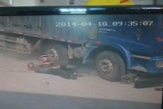 大货车撞倒电动车 老父救儿被碾身亡