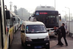 公交司机和货运司机当街厮打 惊呆小伙伴