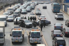 三车相撞两辆车彻底毁容 8旬老人受伤