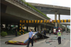 双层公交撞限高框被“削顶”十余人受伤