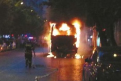 宜宾公交车起火 19岁小伙抵车门救人