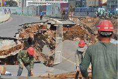 昆明城区一道路发生路面地基严重塌陷