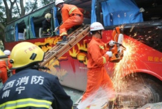 南宁一辆大客车与货车相撞2死22伤