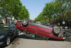 北京女司机连撞8车后翻车幸无人伤亡