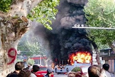 武汉一电车街头自燃 司机紧急疏散乘客