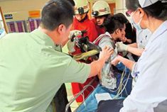 轿车失控冲进绿化带钢管刺穿乘客右胸