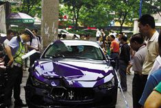 一女司机开新玛莎拉蒂连撞四车伤三人