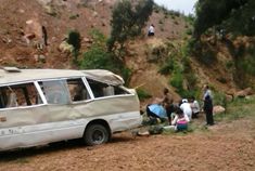 四川一辆中巴车翻下山坡 人员已全部救出